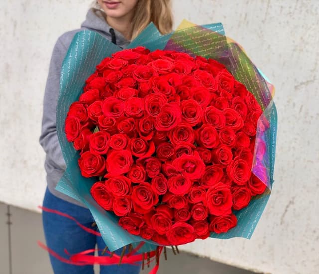 Популярный букет из 101 алой Розы Эквадор в матовой бумаге 70 см Популярный букет из 101 алой Розы Эквадор в матовой бумаге 70 см