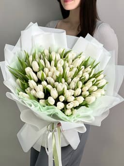 Букет из 101 белого тюльпана в фирменной упаковке