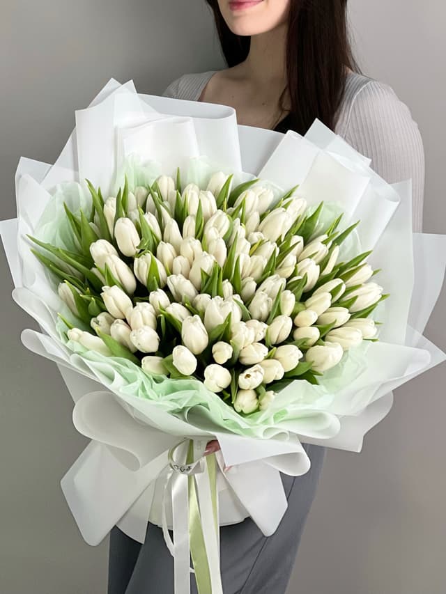 Букет из 101 белого тюльпана в фирменной упаковке Букет из 101 белого тюльпана в фирменной упаковке