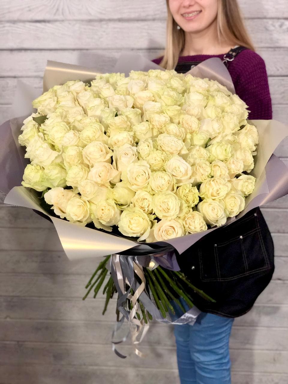 Стильный букет из 101 белой Розы Эквадор в матовой бумаге 50 см