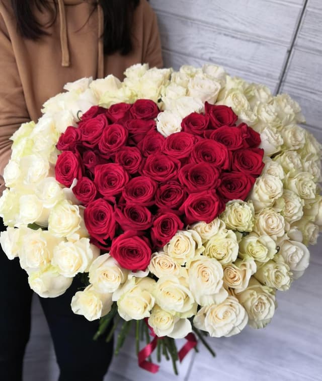 Красивый букет из 101 белой Розы Эквадор в матовой бумаге 50 см Красивый букет из 101 белой Розы Эквадор в матовой бумаге 50 см