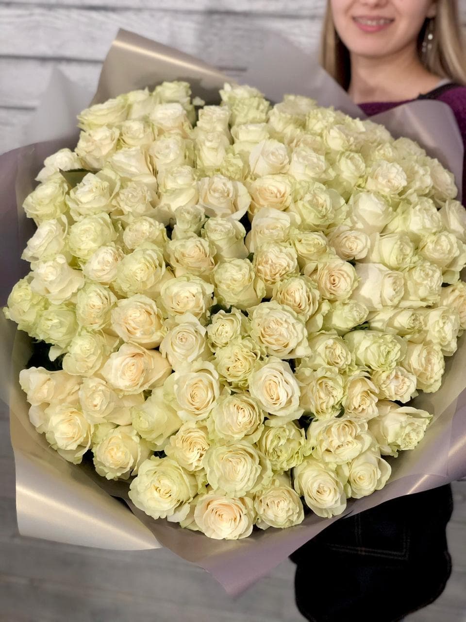Роскошный букет из 101 белой Розы Эквадор в матовой бумаге 60 см