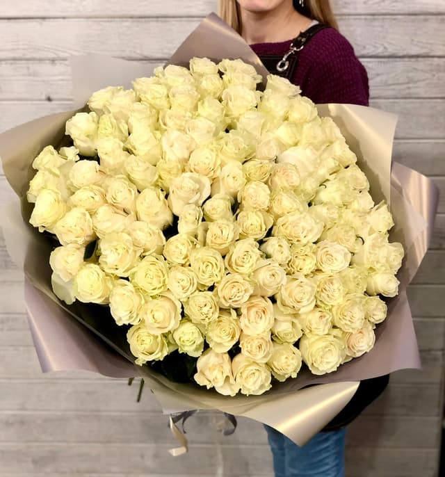 Классический букет из 101 белой Розы Эквадор в матовой бумаге 80 см Классический букет из 101 белой Розы Эквадор в матовой бумаге 80 см