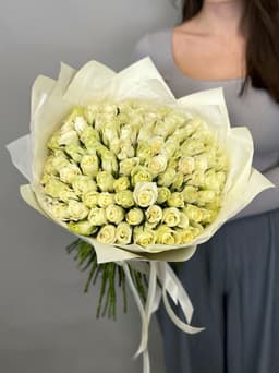 Цветочный букет из 101 белых роз Кения 35-40 см в матовой бумаге