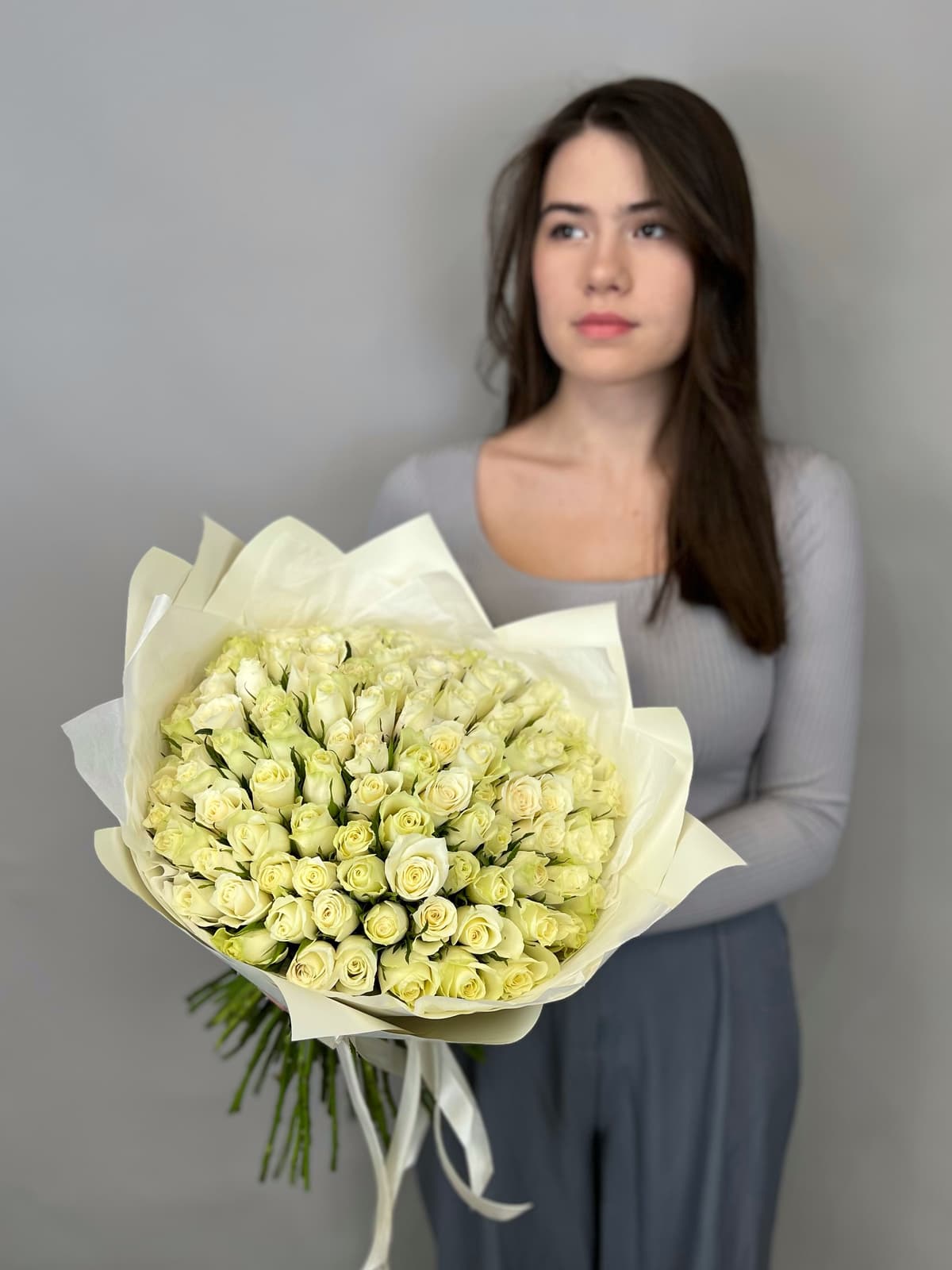 Цветочный букет из 101 белых роз Кения 35-40 см в матовой бумаге