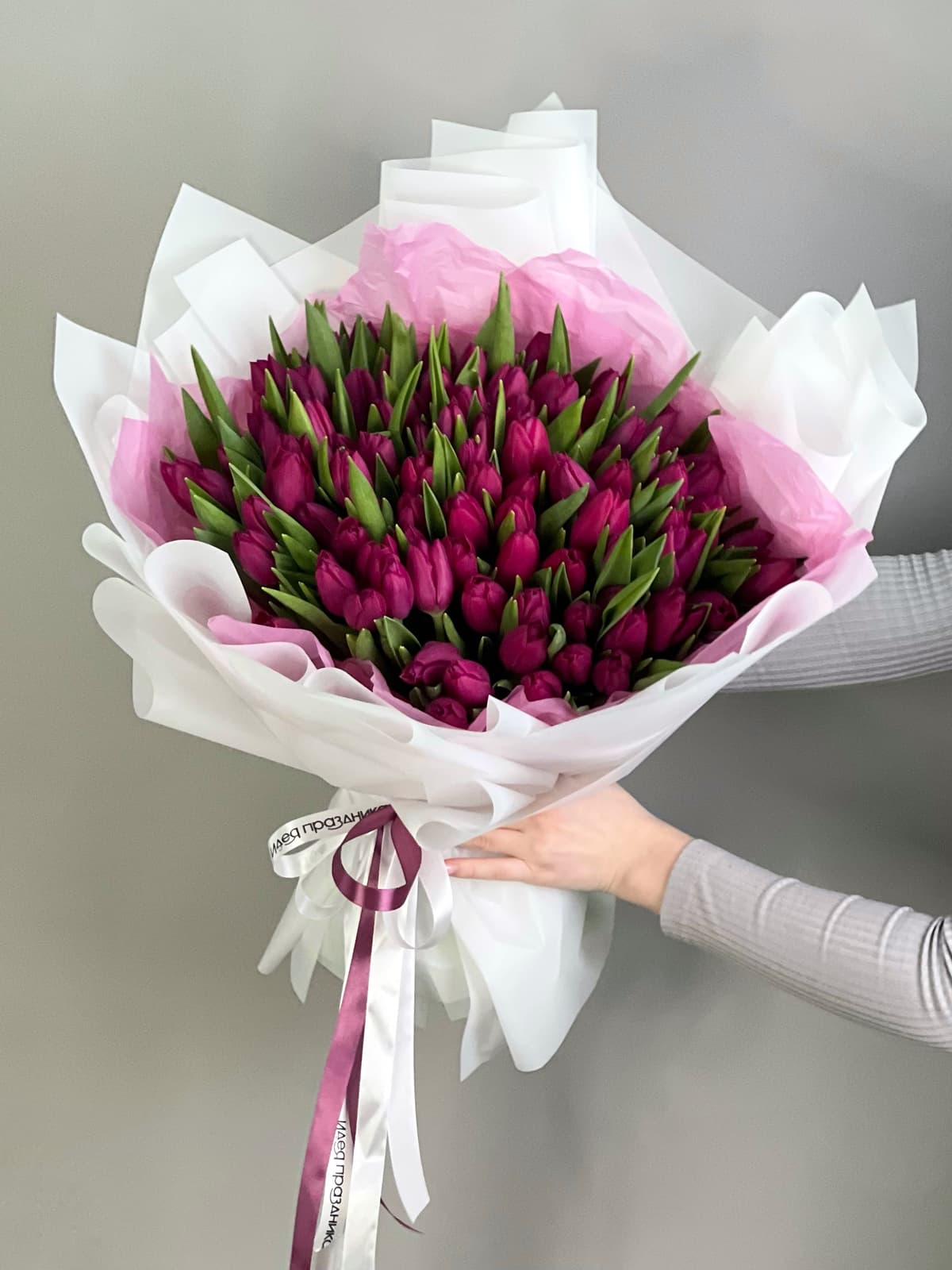 Букет из 101 фиолетового тюльпана в фирменной упаковке