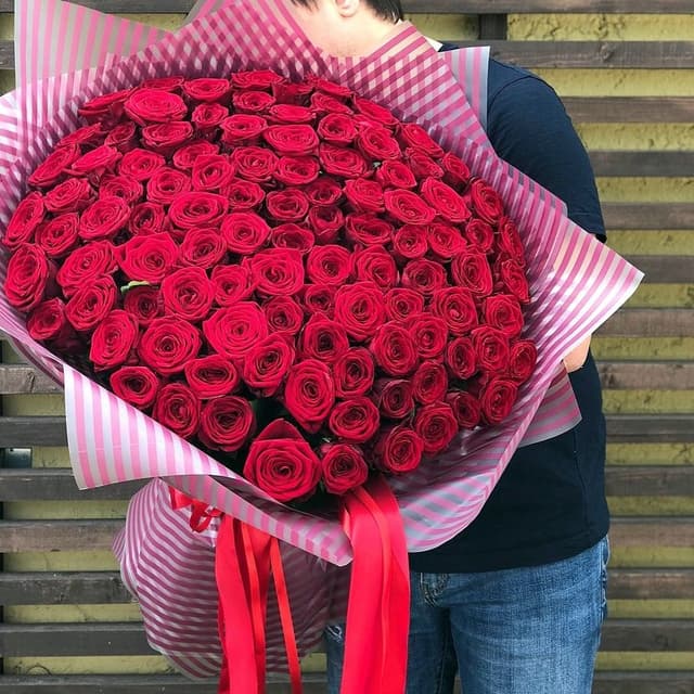 Дизайнерский букет из 101 красной Розы Эквадор в матовой бумаге 50 см Дизайнерский букет из 101 красной Розы Эквадор в матовой бумаге 50 см