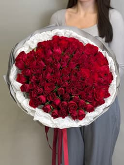 Букет из 101 красной розы Кения 35-40 см в фирменной упаковке