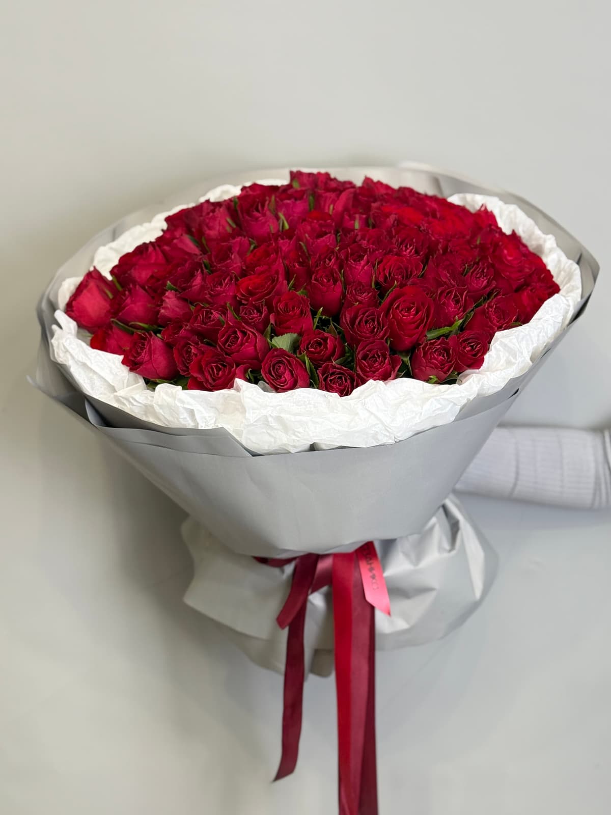 Букет из 101 красной розы Кения 35-40 см в фирменной упаковке