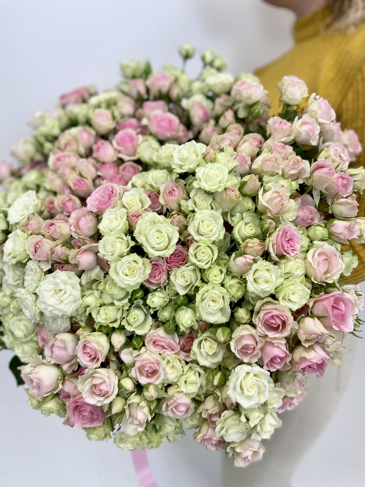 Букет из 101 кустовой розы