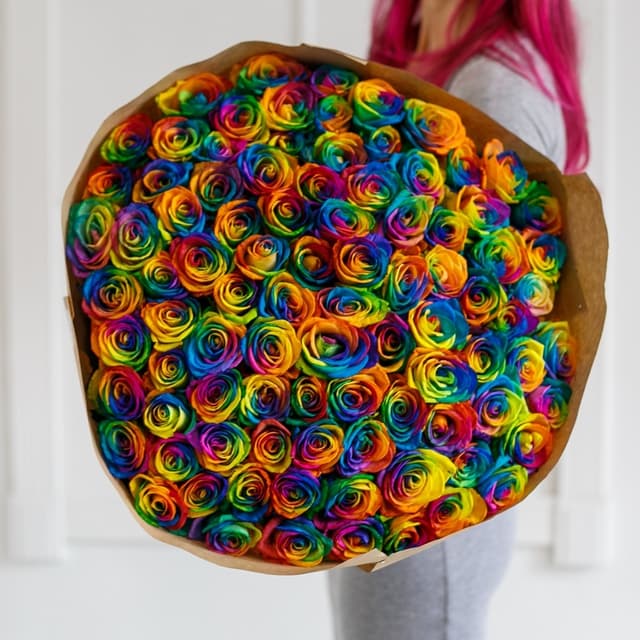 Букет из 101 радужной Розы Эквадор в крафт бумаге Букет из 101 радужной Розы Эквадор в крафт бумаге