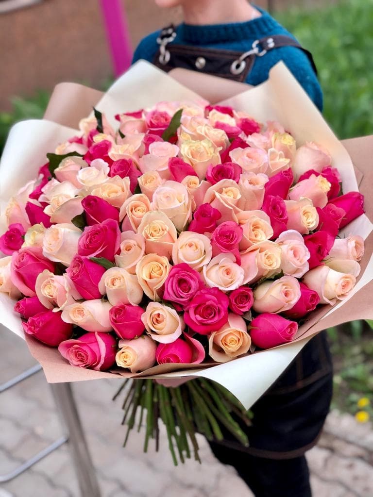 Букет из 101 розово-персиковой Розы Эквадор в матовой бумаге 50 см