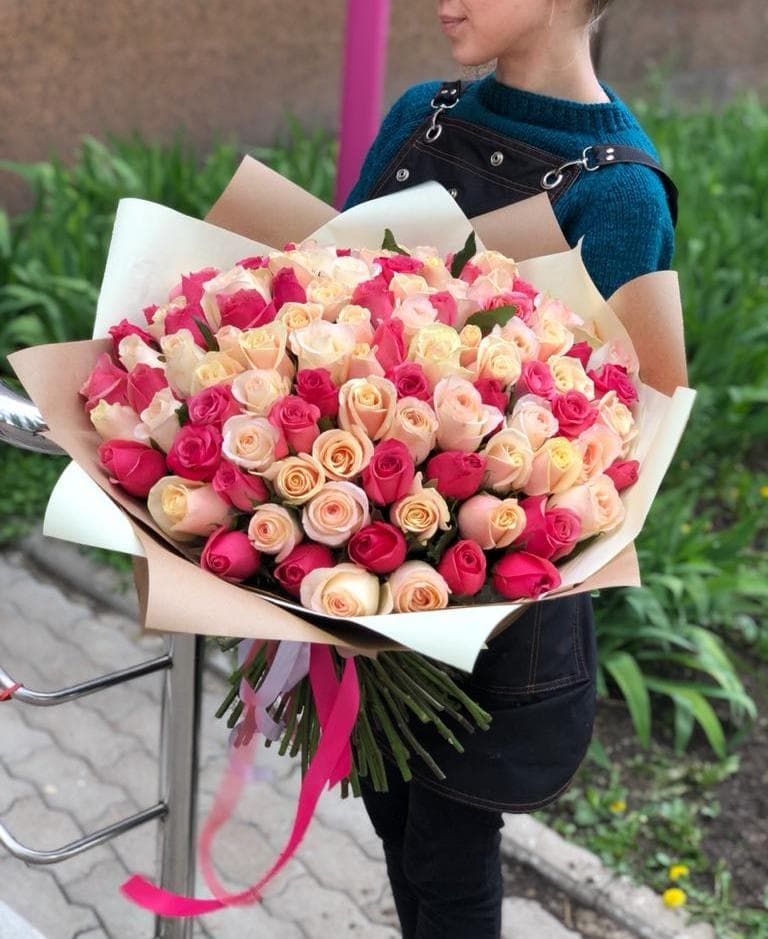 Букет из 101 розово-персиковой Розы Эквадор в матовой бумаге 50 см