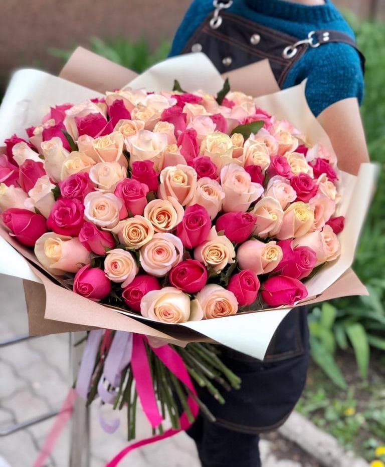 Стильный букет из 101 розово-персиковой розы Эквадор в матовой бумаге 80 см