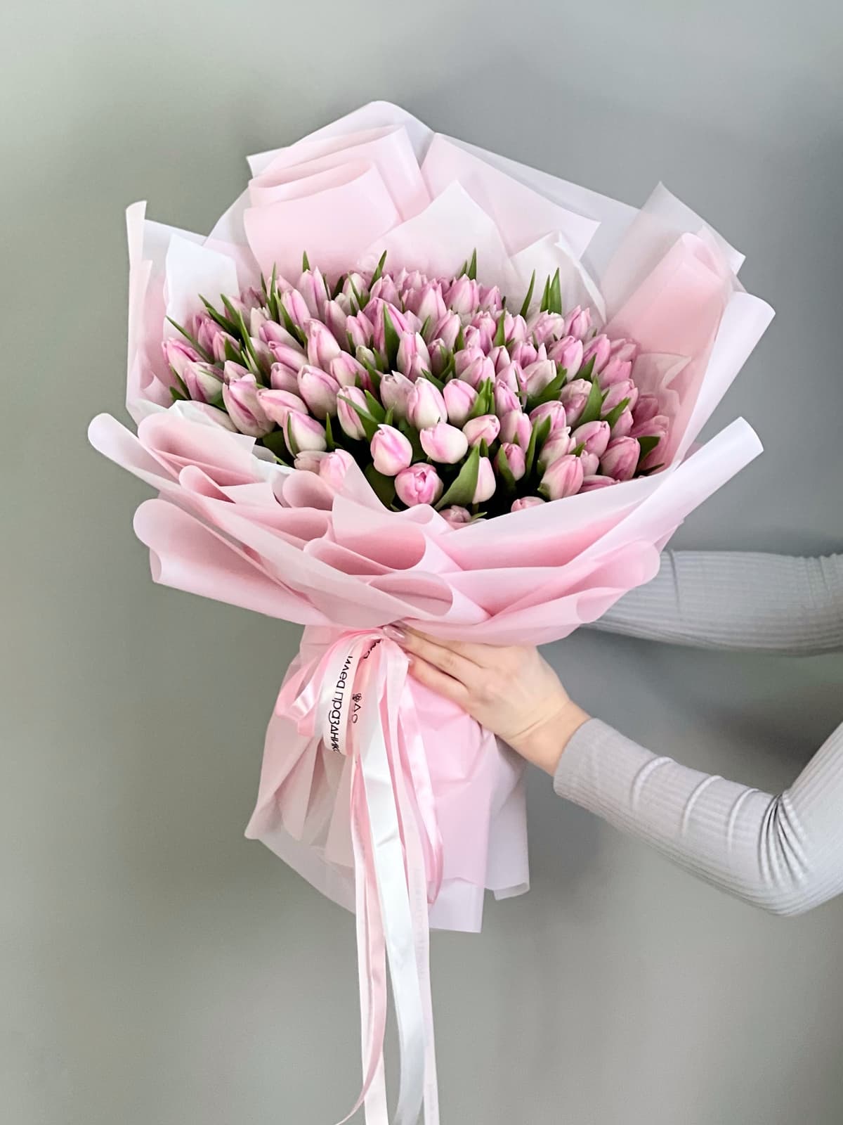 Букет из 101 розового тюльпана в фирменной упаковке