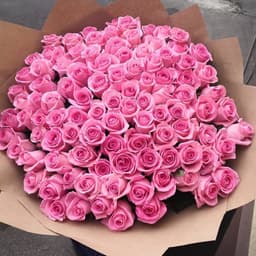 Букет из 101 розовой Розы Эквадор в крафт бумаге 60 см