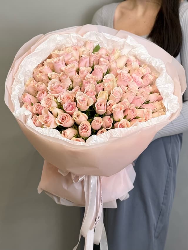 Букет из 101 розовой розы Кения 35-40 см в фирменной упаковке Букет из 101 розовой розы Кения 35-40 см в фирменной упаковке