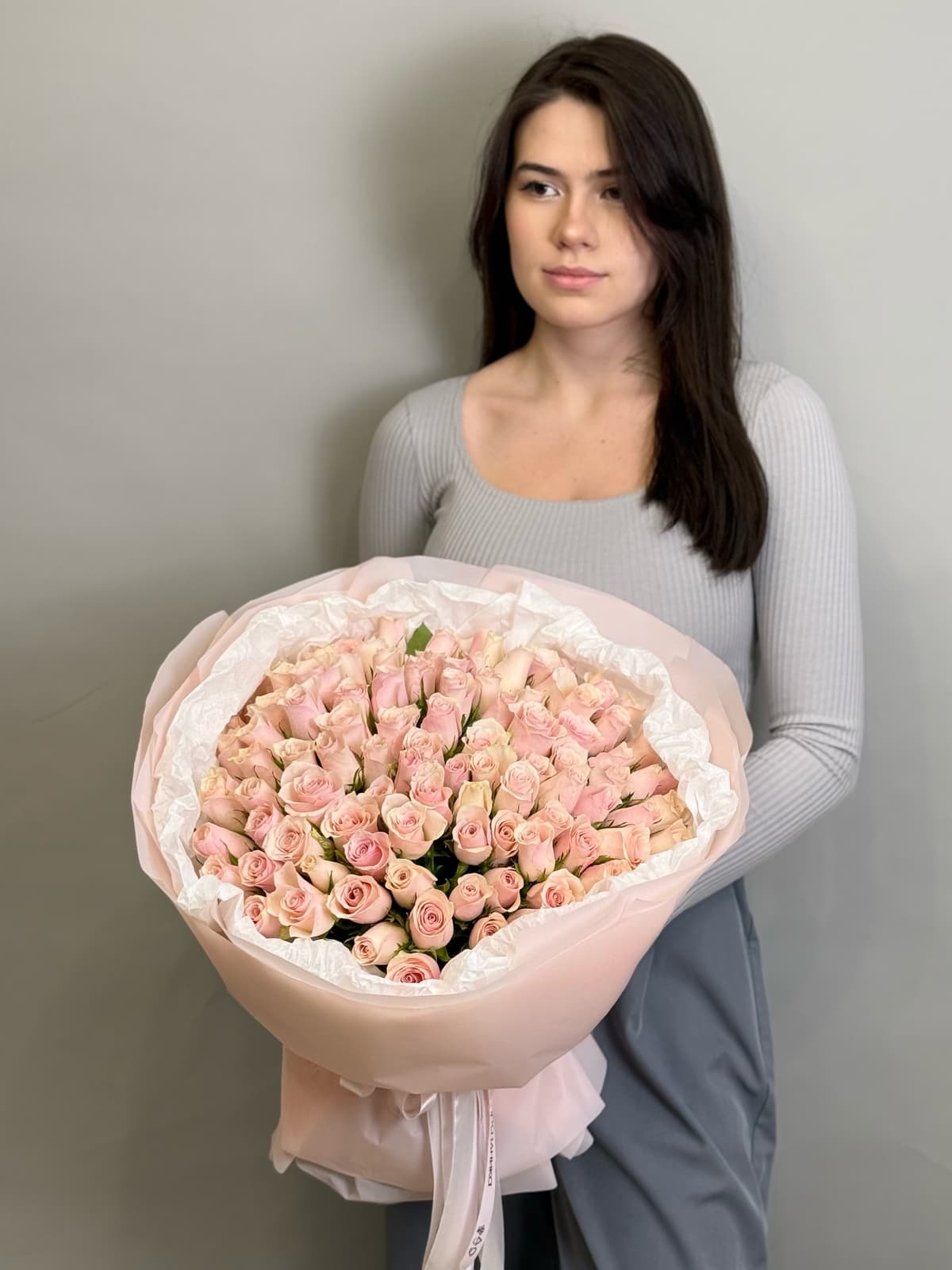 Букет из 101 розовой розы Кения 35-40 см в фирменной упаковке