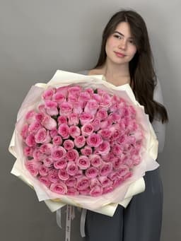 Свежий букет из 101 розовой розы стандарт 50 см в оформлении