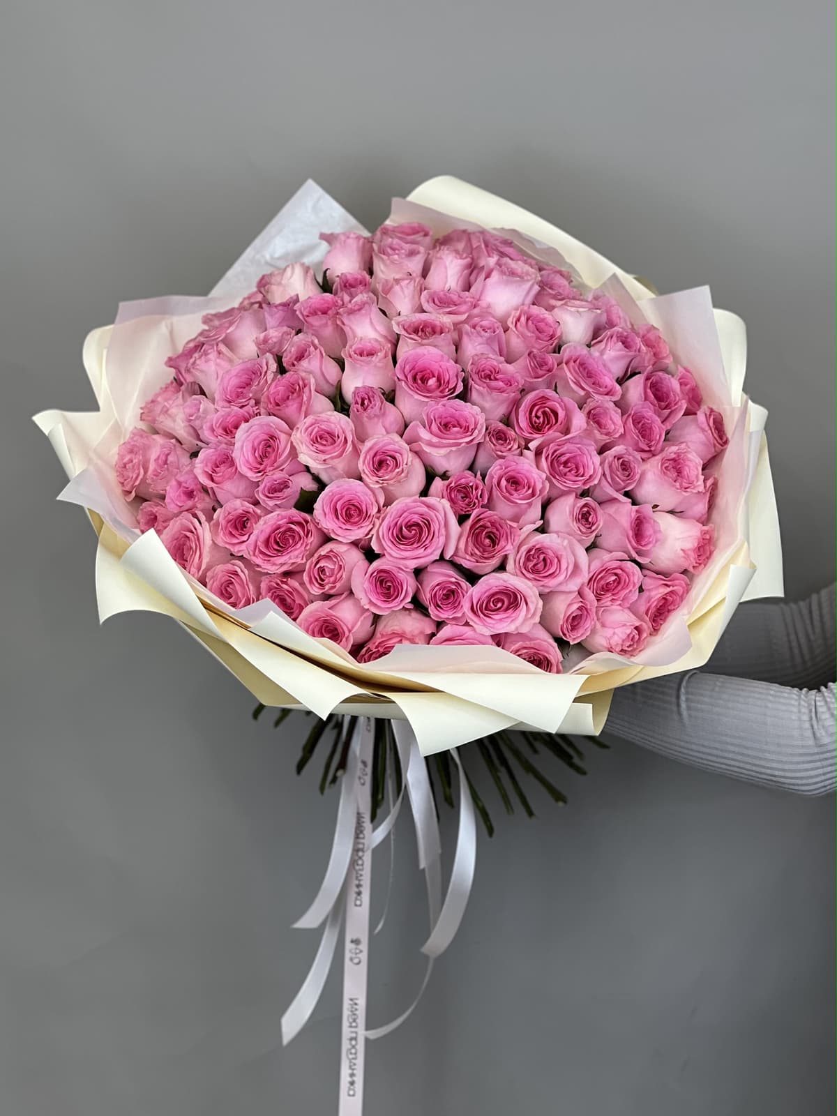 Свежий букет из 101 розовой розы стандарт 50 см в оформлении