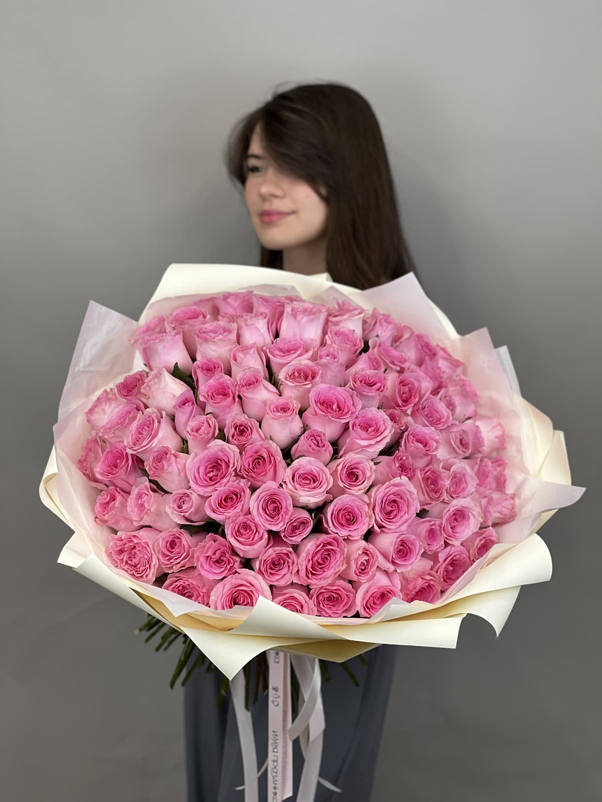 Свежий букет из 101 розовой розы стандарт 50 см в оформлении