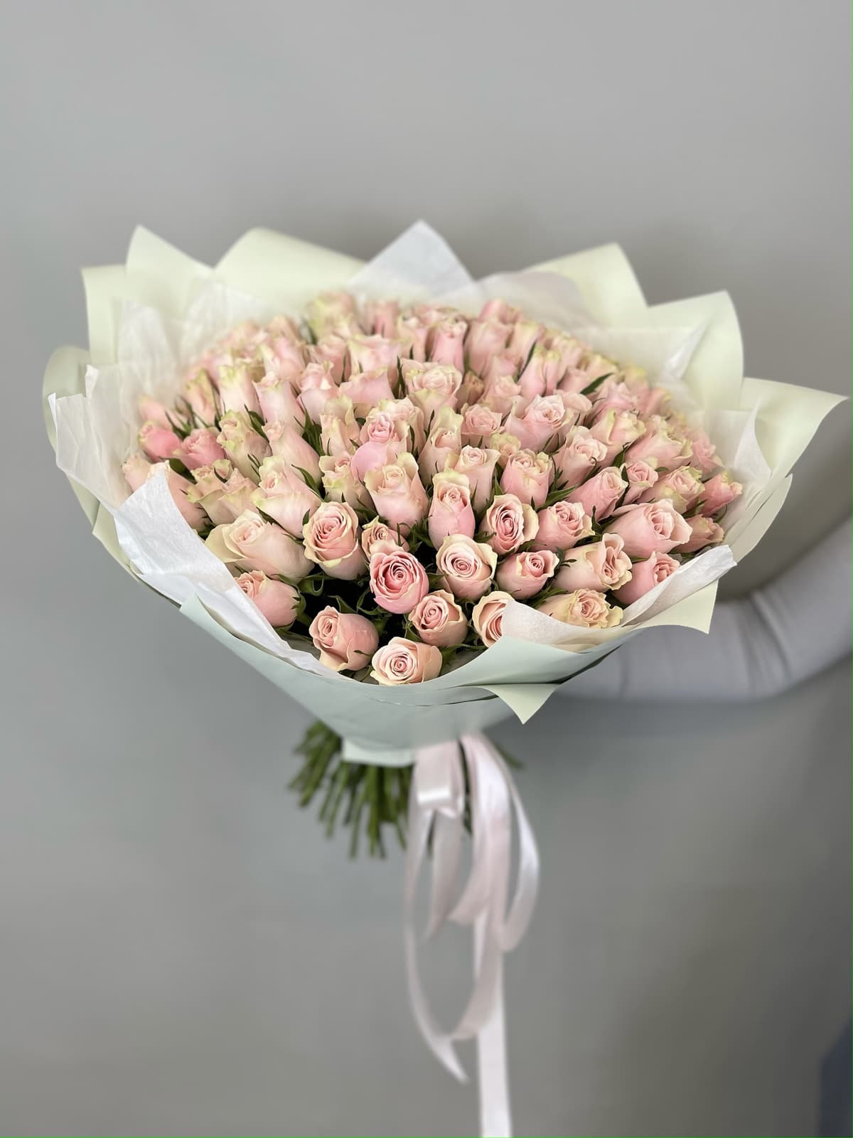 Роскошный букет из 101 розовых роз Кения 35-40 см в матовой бумаге