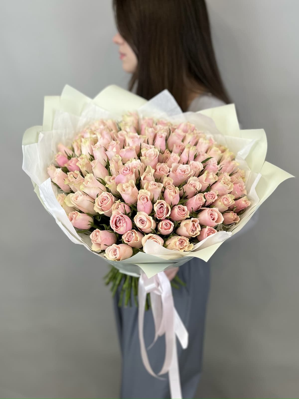 Роскошный букет из 101 розовых роз Кения 35-40 см в матовой бумаге