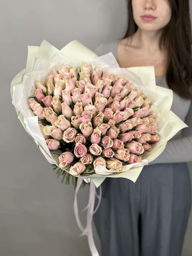 Роскошный букет из 101 розовых роз Кения 35-40 см в матовой бумаге Роскошный букет из 101 розовых роз Кения 35-40 см в матовой бумаге
