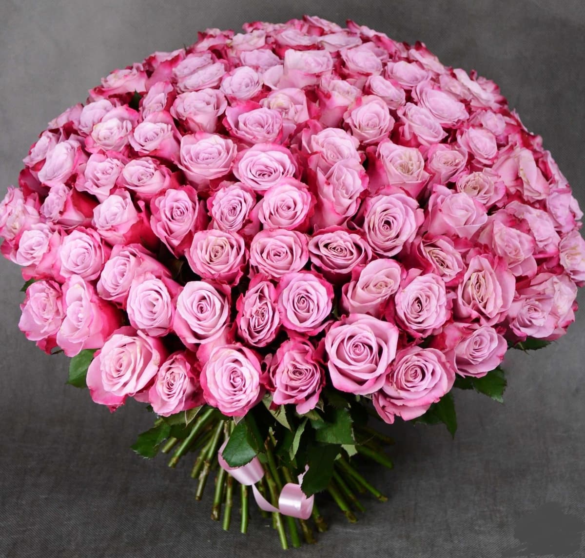 Стильный букет из 101 сиреневой Розы Эквадор 60 см
