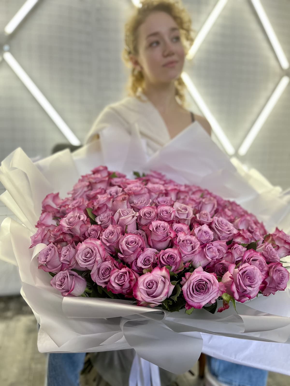Шикарный букет из 101 сиреневой Розы в светлом оформлении