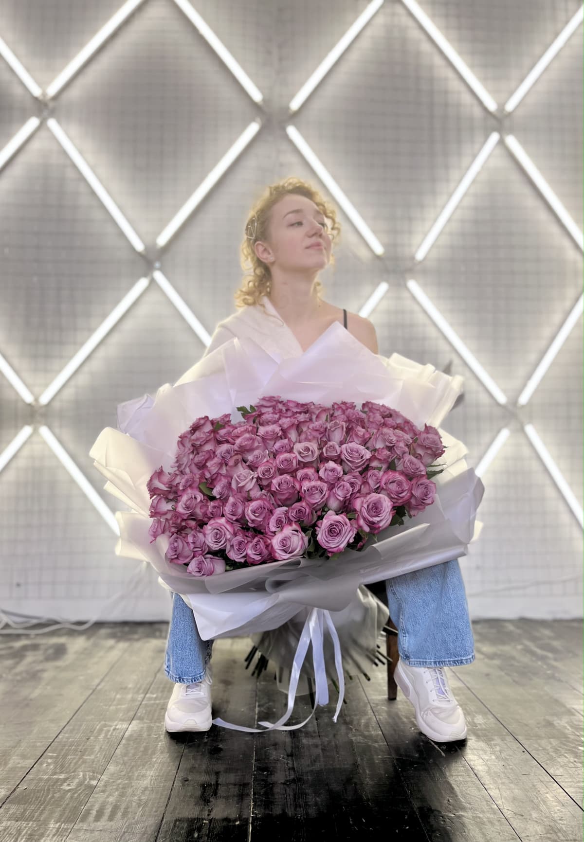 Шикарный букет из 101 сиреневой Розы в светлом оформлении