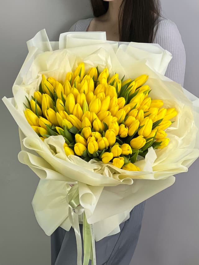 Букет из 101 желтого тюльпана в фирменной упаковке Букет из 101 желтого тюльпана в фирменной упаковке