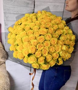 Свежий букет из 101 желтой Розы Эквадор в сизале 50 см