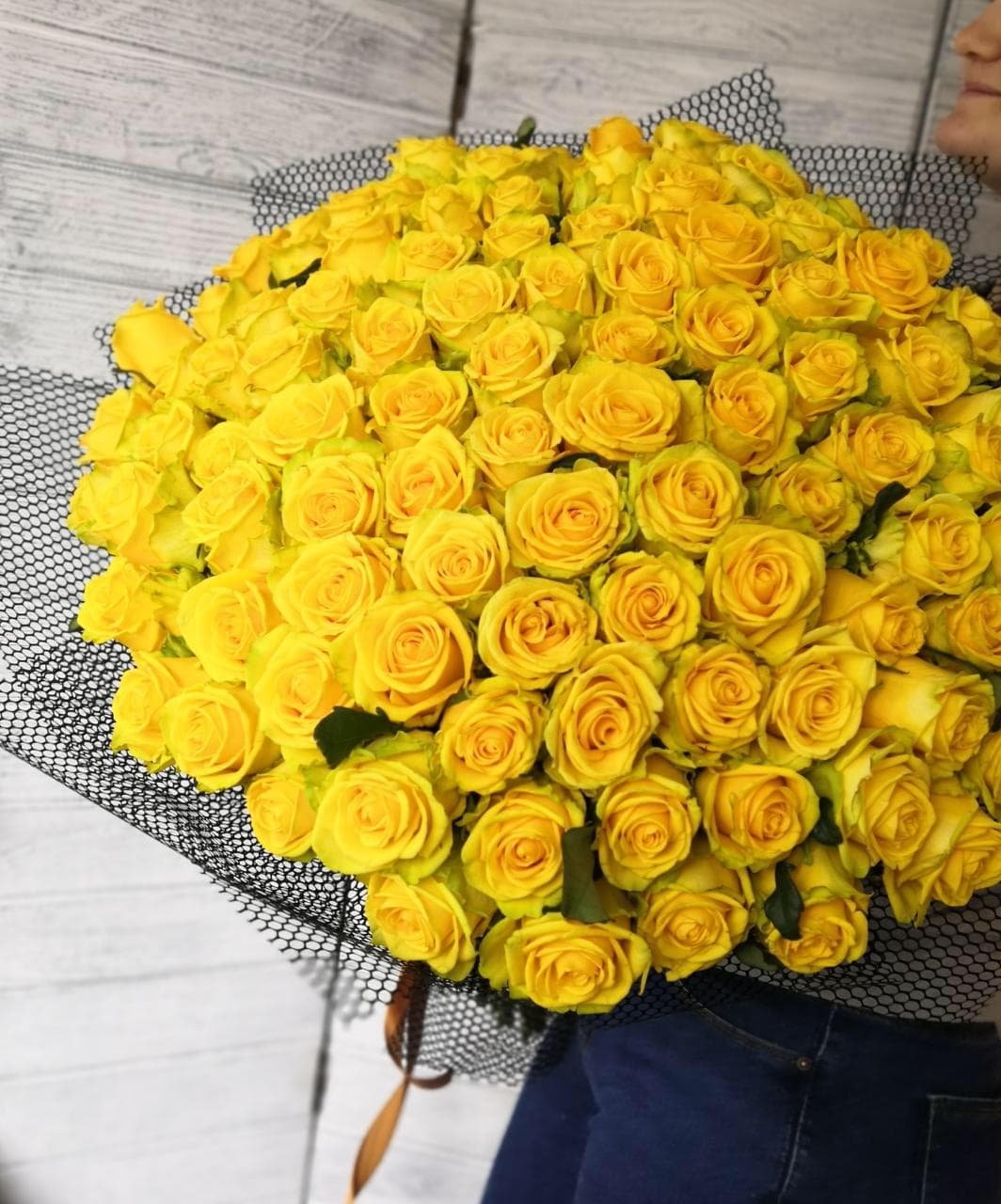 Нежный букет из 101 желтой Розы Эквадор в сизале 60 см