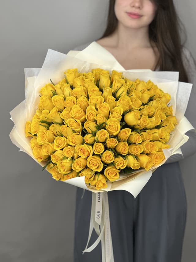 Роскошный букет из 101 желтой розы Кения 35-40 см в матовой бумаге Роскошный букет из 101 желтой розы Кения 35-40 см в матовой бумаге