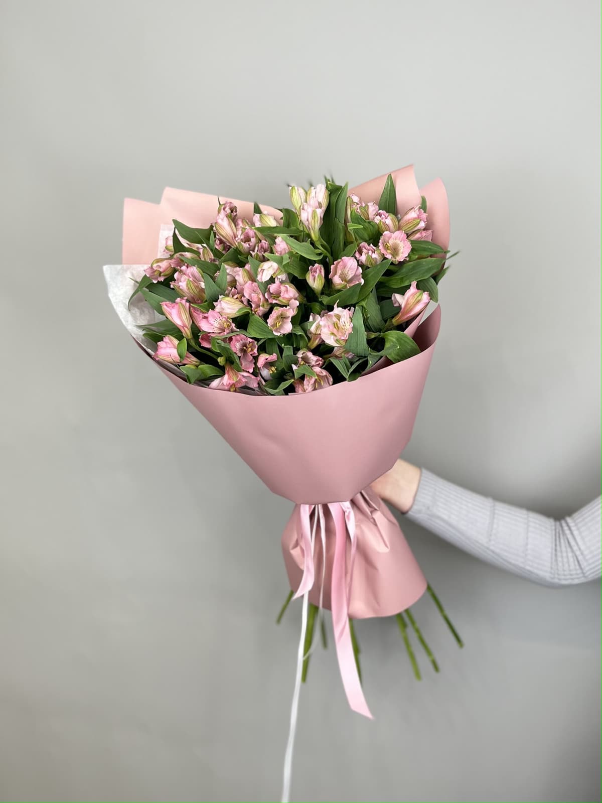 Стильный букет из 11 альстромерий "Elegance"