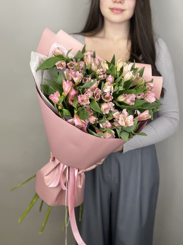 Стильный букет из 11 альстромерий "Элегантность" Стильный букет из 11 альстромерий "Элегантность"