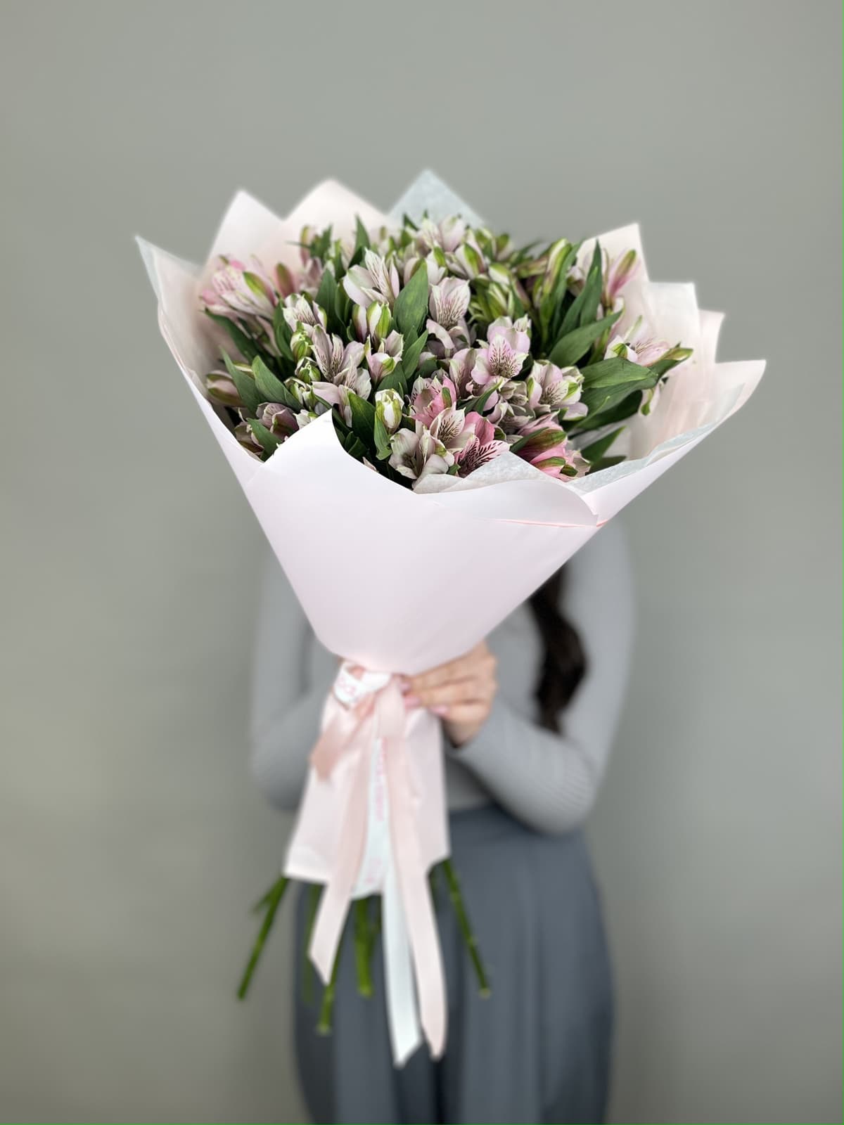 Красочный букет из 11 альстромерий "Primadonna"