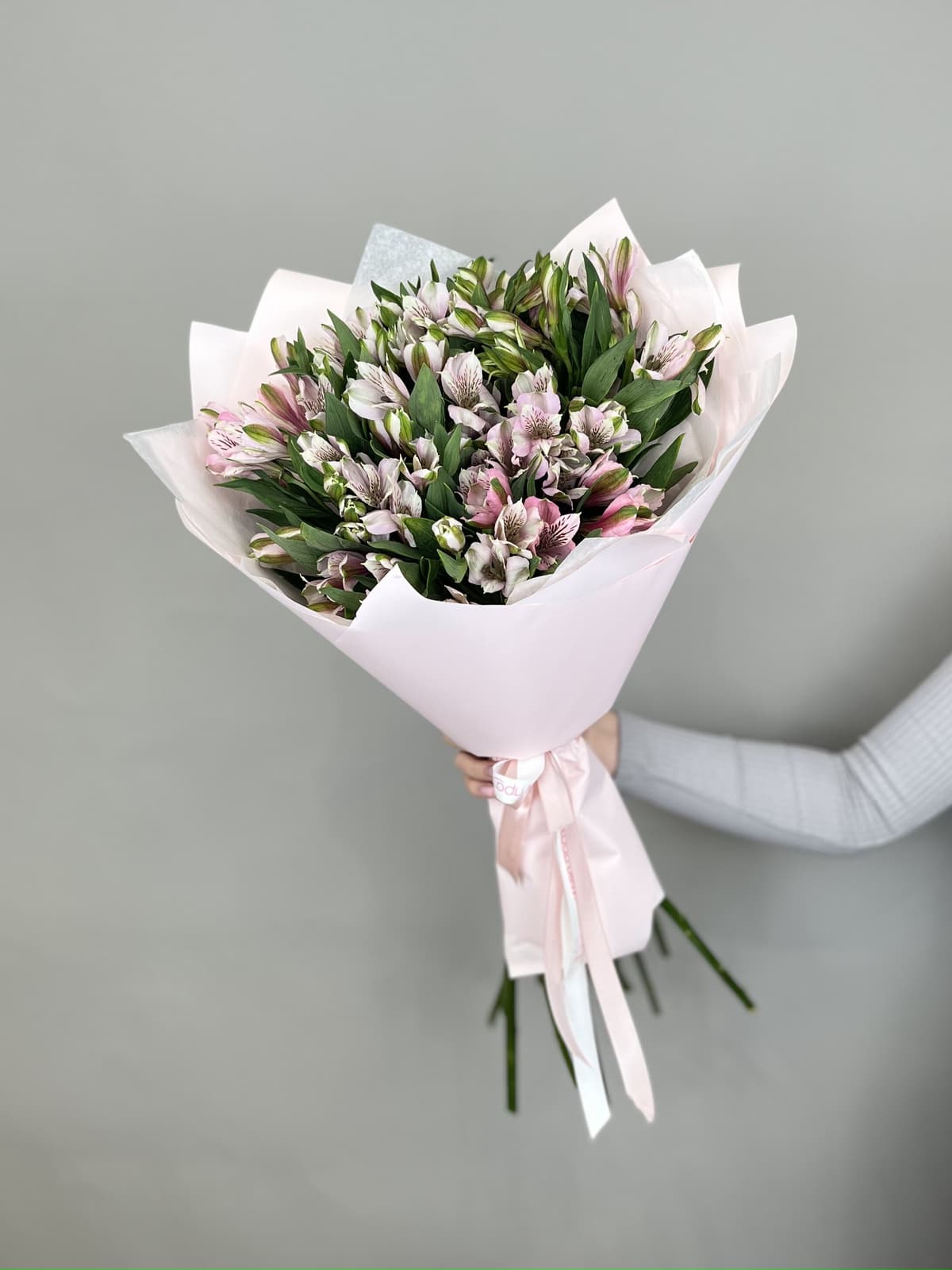 Красочный букет из 11 альстромерий "Primadonna"