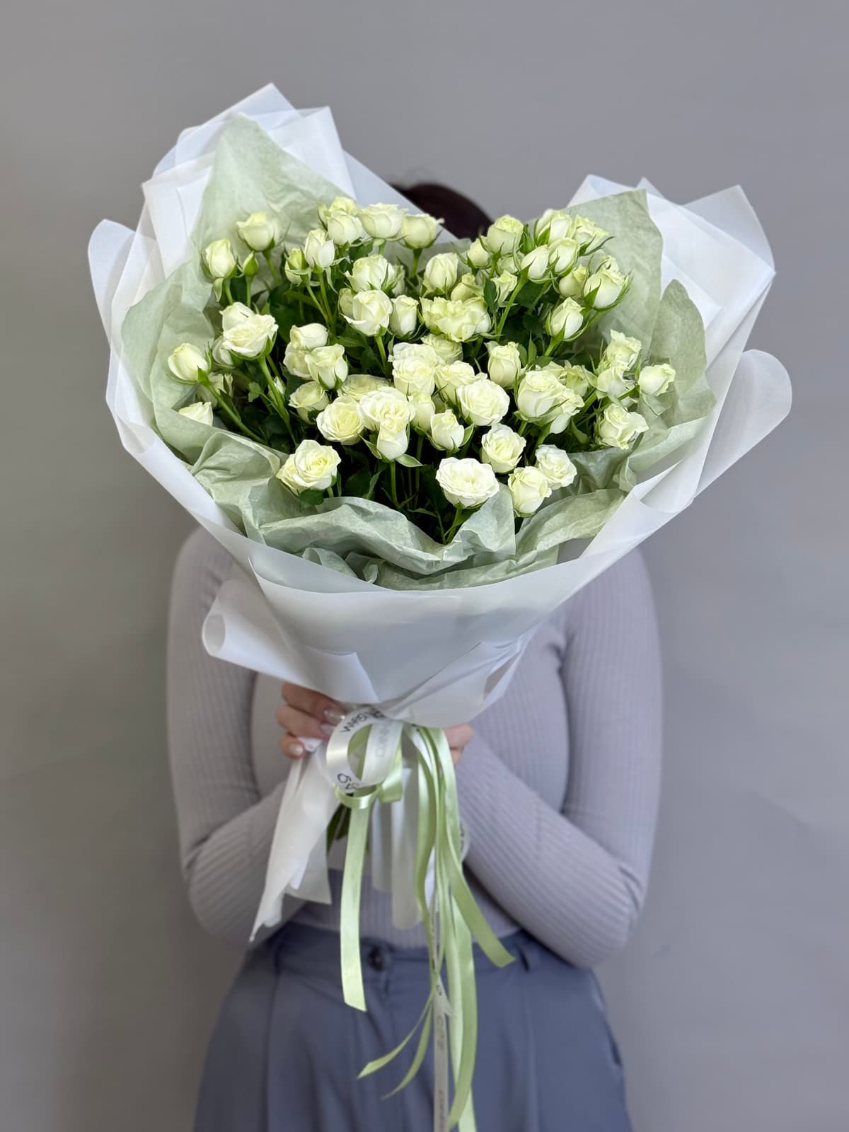 Букет из 11 белых кустовых роз