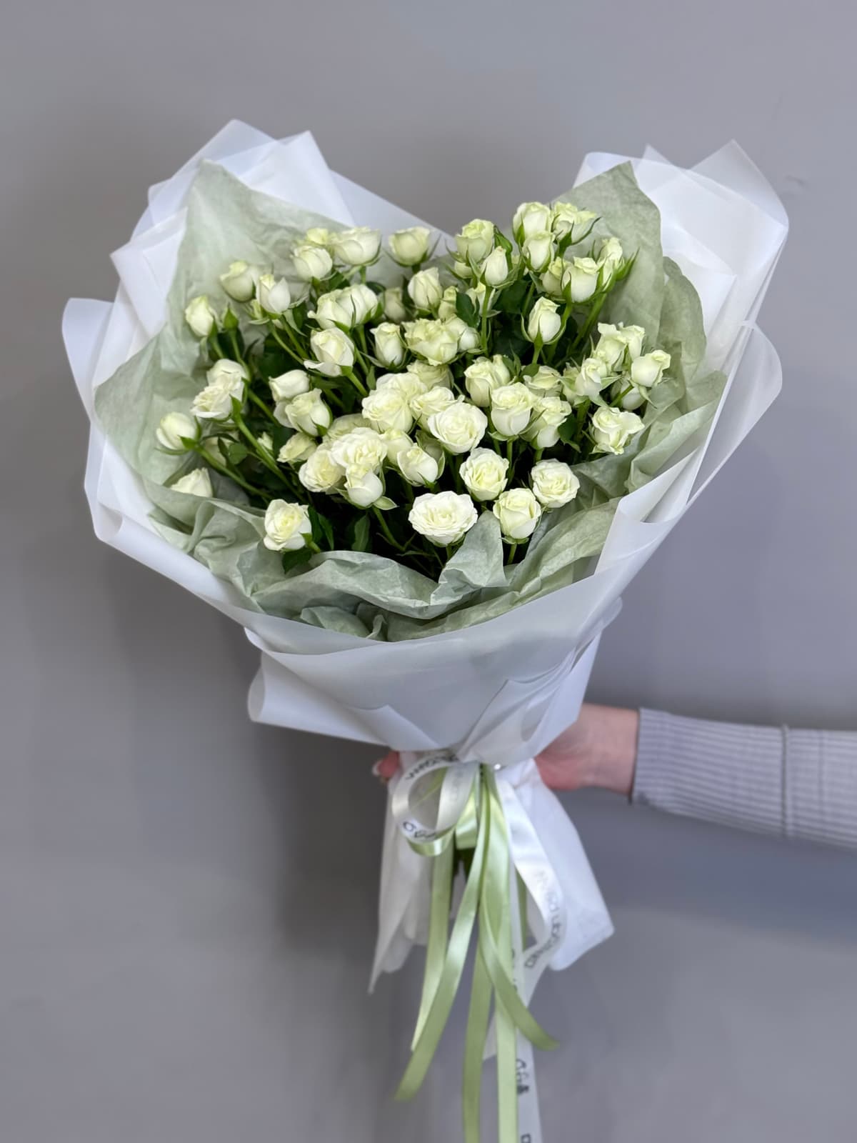 Букет из 11 белых кустовых роз