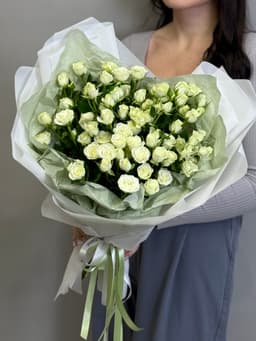 Букет из 11 белых кустовых роз