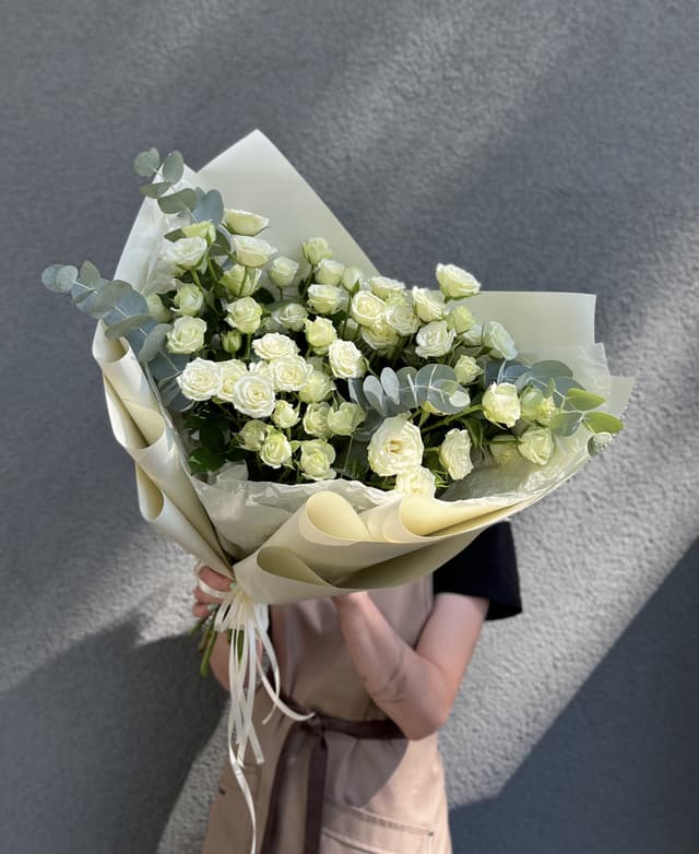 Весенний букет из 11 белых кустовых роз с эвкалиптом Весенний букет из 11 белых кустовых роз с эвкалиптом