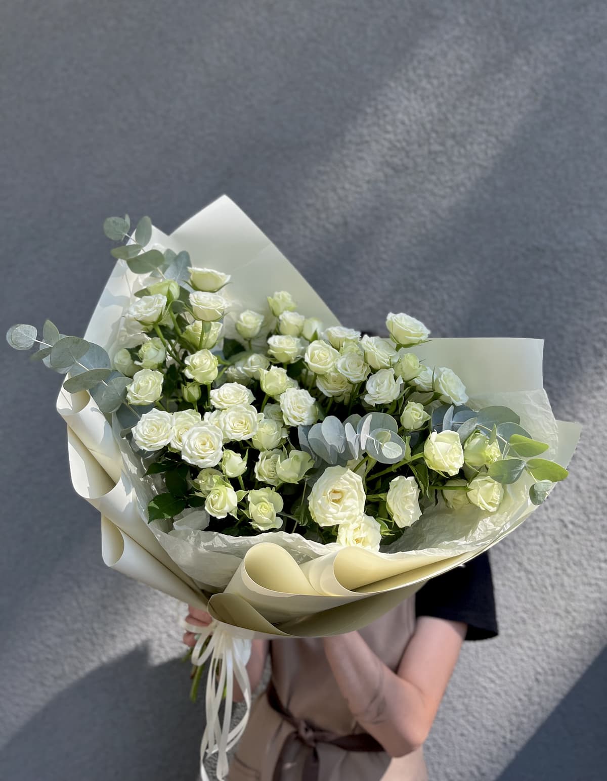 Весенний букет из 11 белых кустовых роз с эвкалиптом