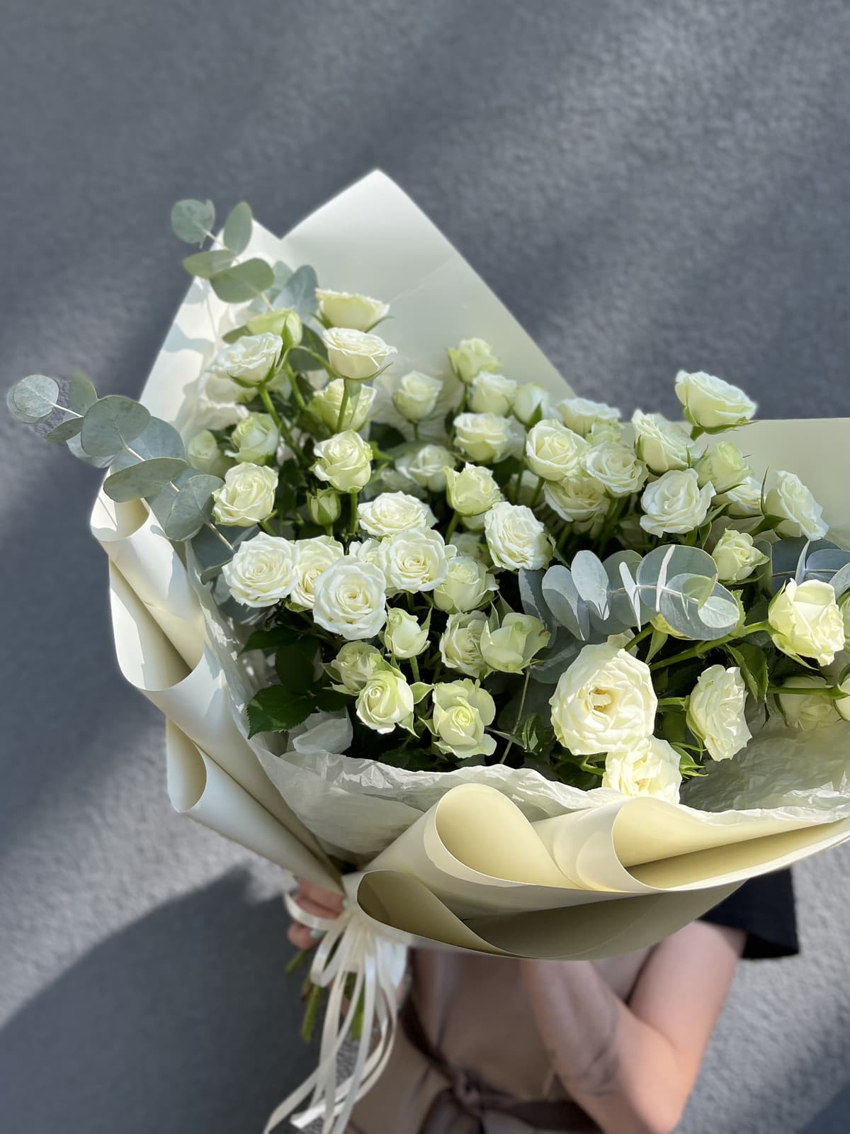 Весенний букет из 11 белых кустовых роз с эвкалиптом