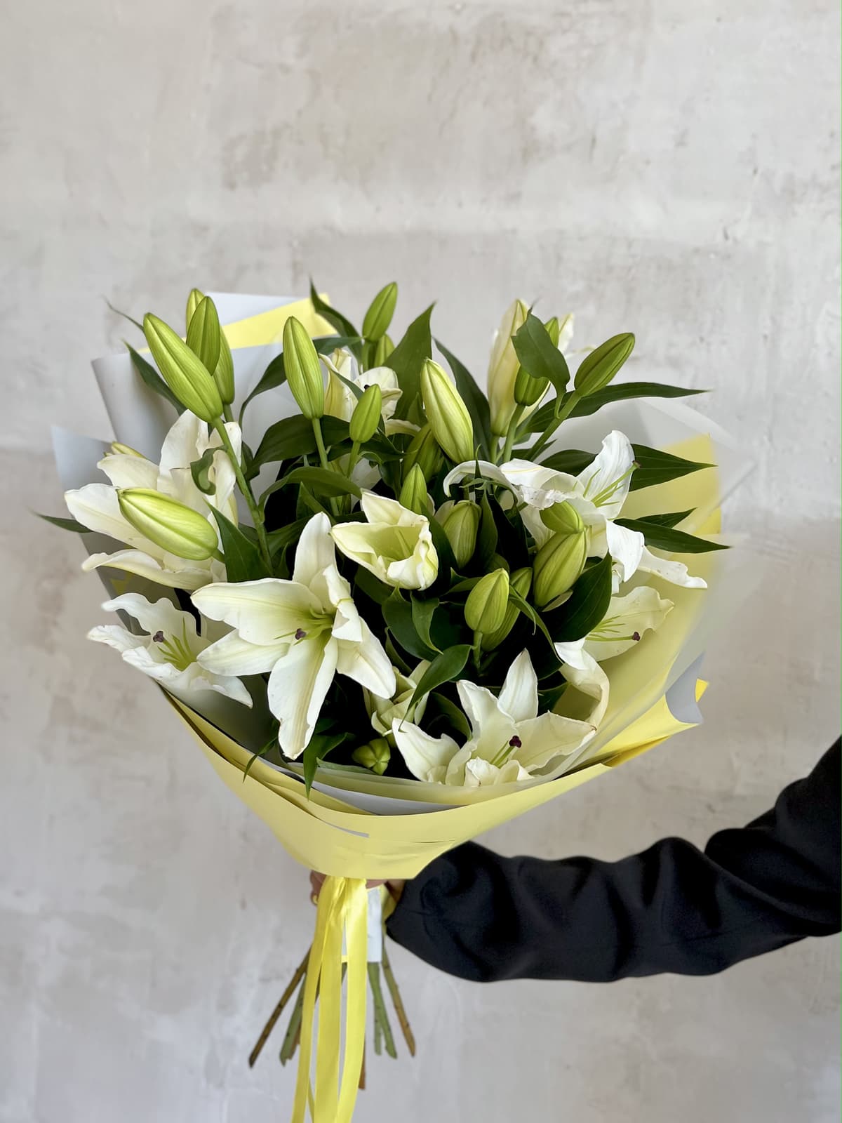 Дизайнерский букет из 11 белых Лилий в матовой бумаге