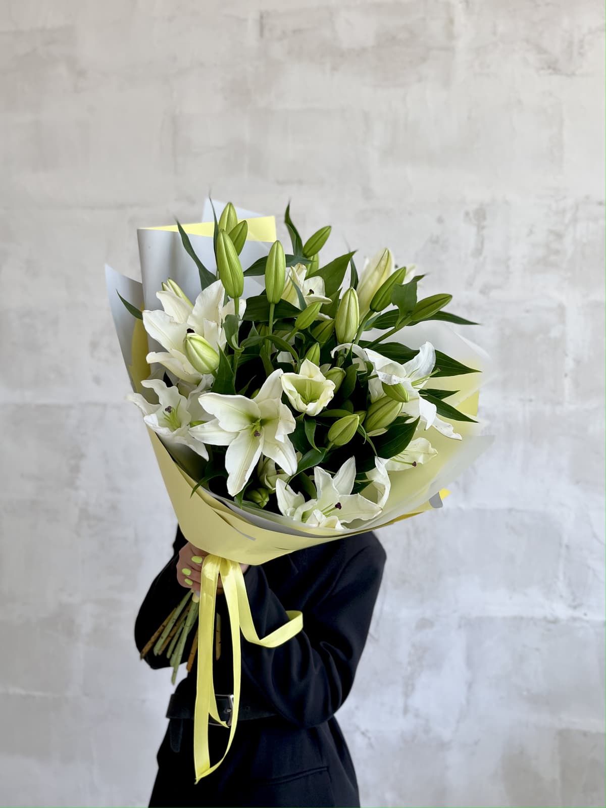 Дизайнерский букет из 11 белых Лилий в матовой бумаге
