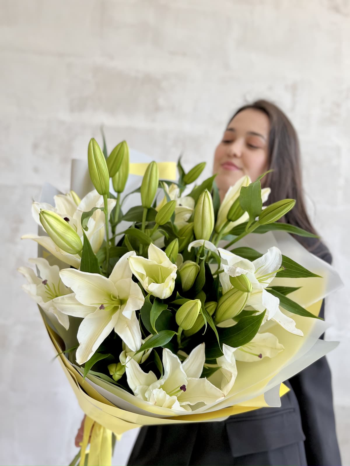 Дизайнерский букет из 11 белых Лилий в матовой бумаге