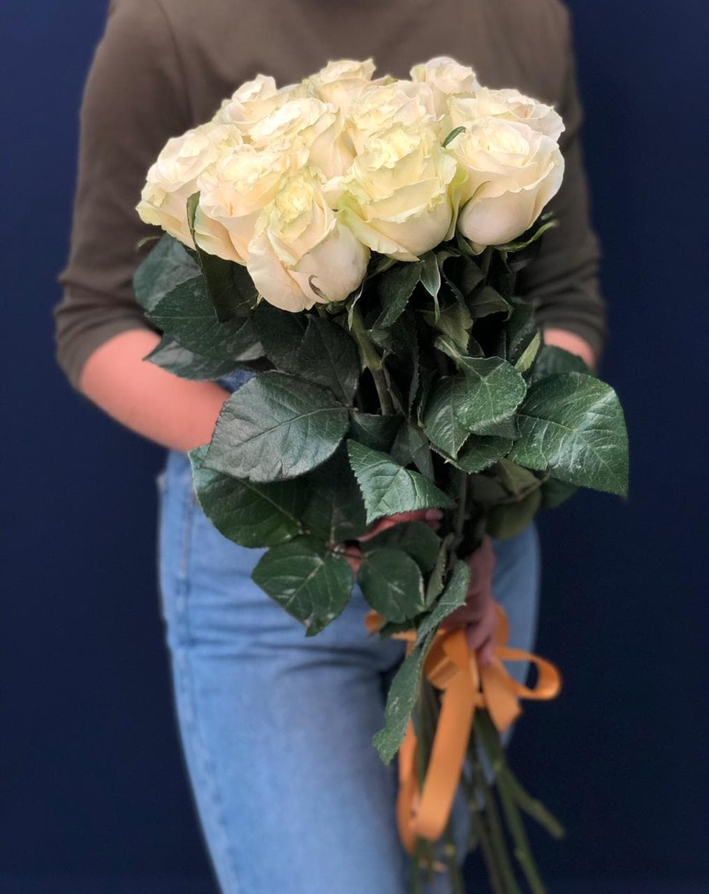 Весенний букет из 11 белых роз Эквадор 50 см