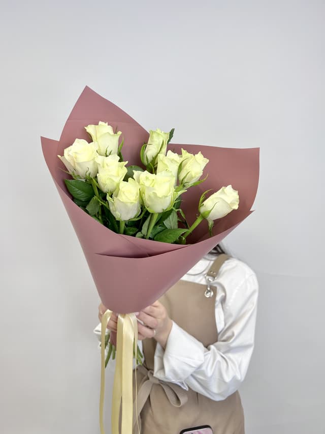 Красочный букет из 11 белых роз стандарт 50 см в оформлении Красочный букет из 11 белых роз стандарт 50 см в оформлении